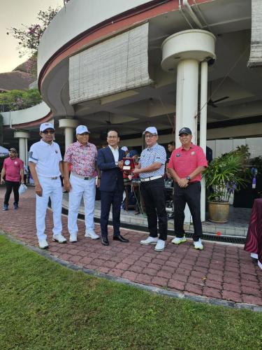 ITGC-2023-Day-1-Souvernir-Giving-to-YBrs.-Ts.-Mohd-Ekmaluddin-Ishak